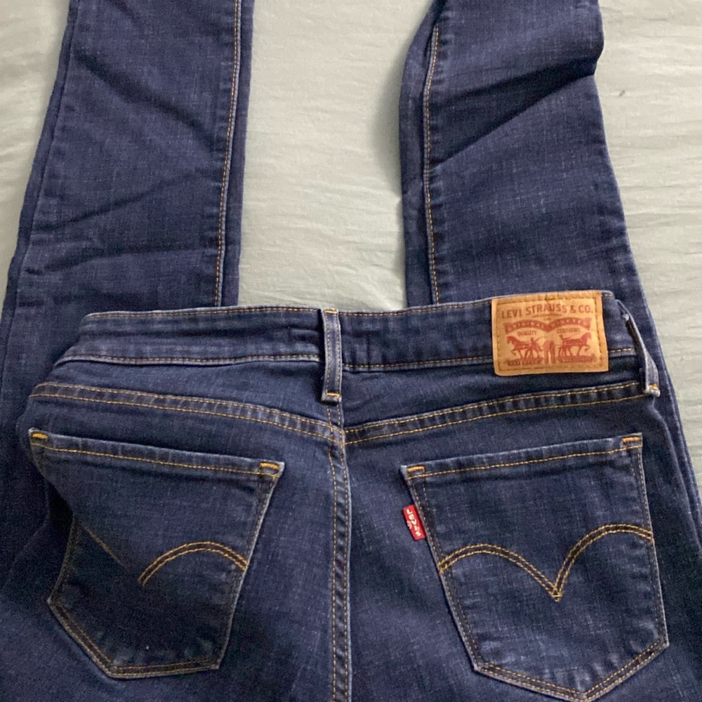 Dark wash worn women’s Levi’s jeans in size 27
